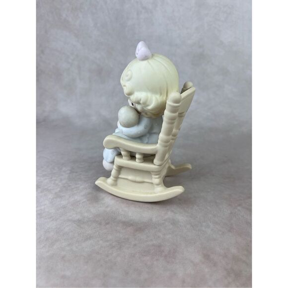 Precious Moments “Love Never Leaves A Mother’s Arms” Figurine 1995 #523941 - Picture 3 of 7